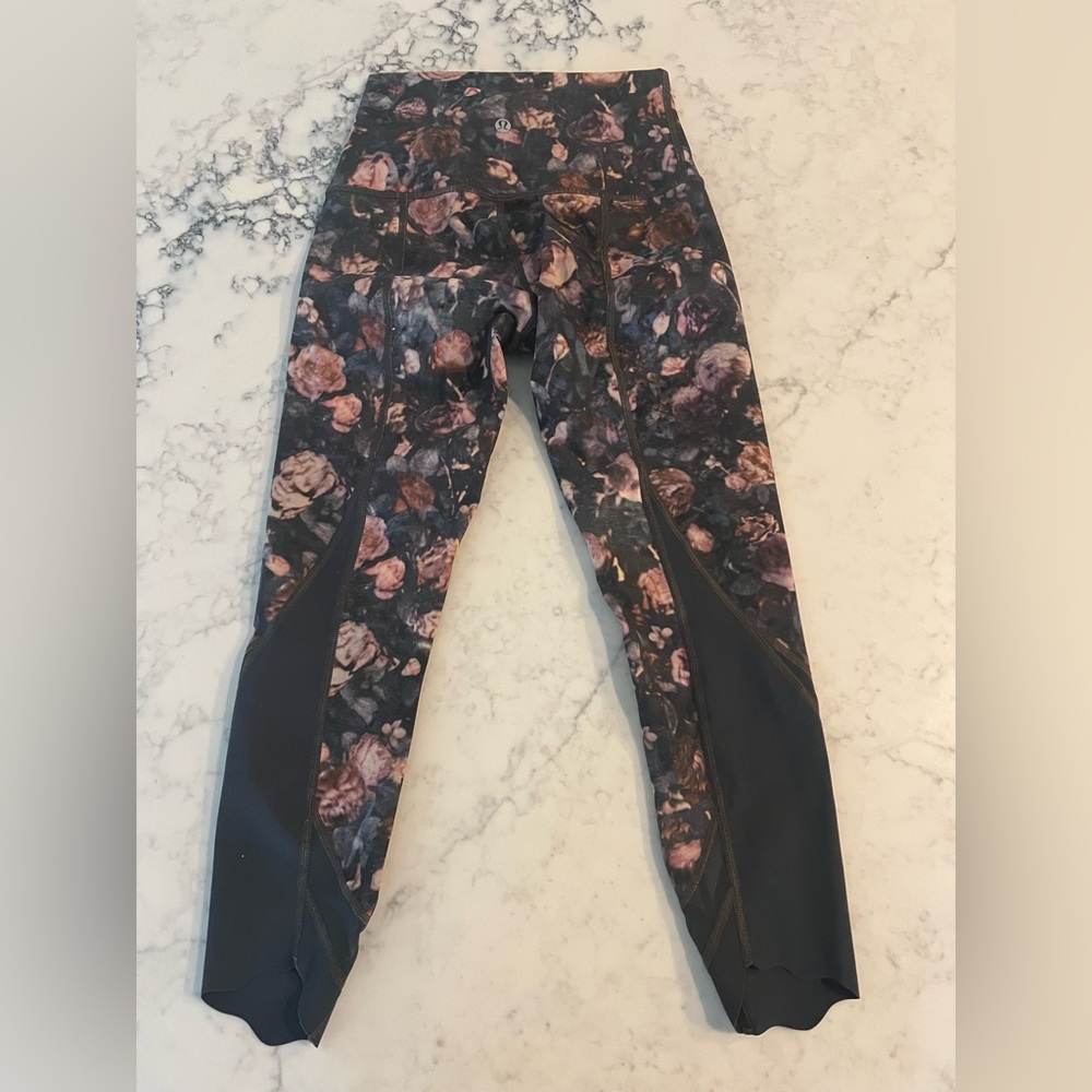 Lululemon Printed Wunder 4 High Rise Crop 23" Scalloped Rose Floral Leggings